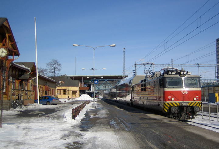 The Helsinki train headed by Locomotive no. 3090 pulls out of Jyväskylä